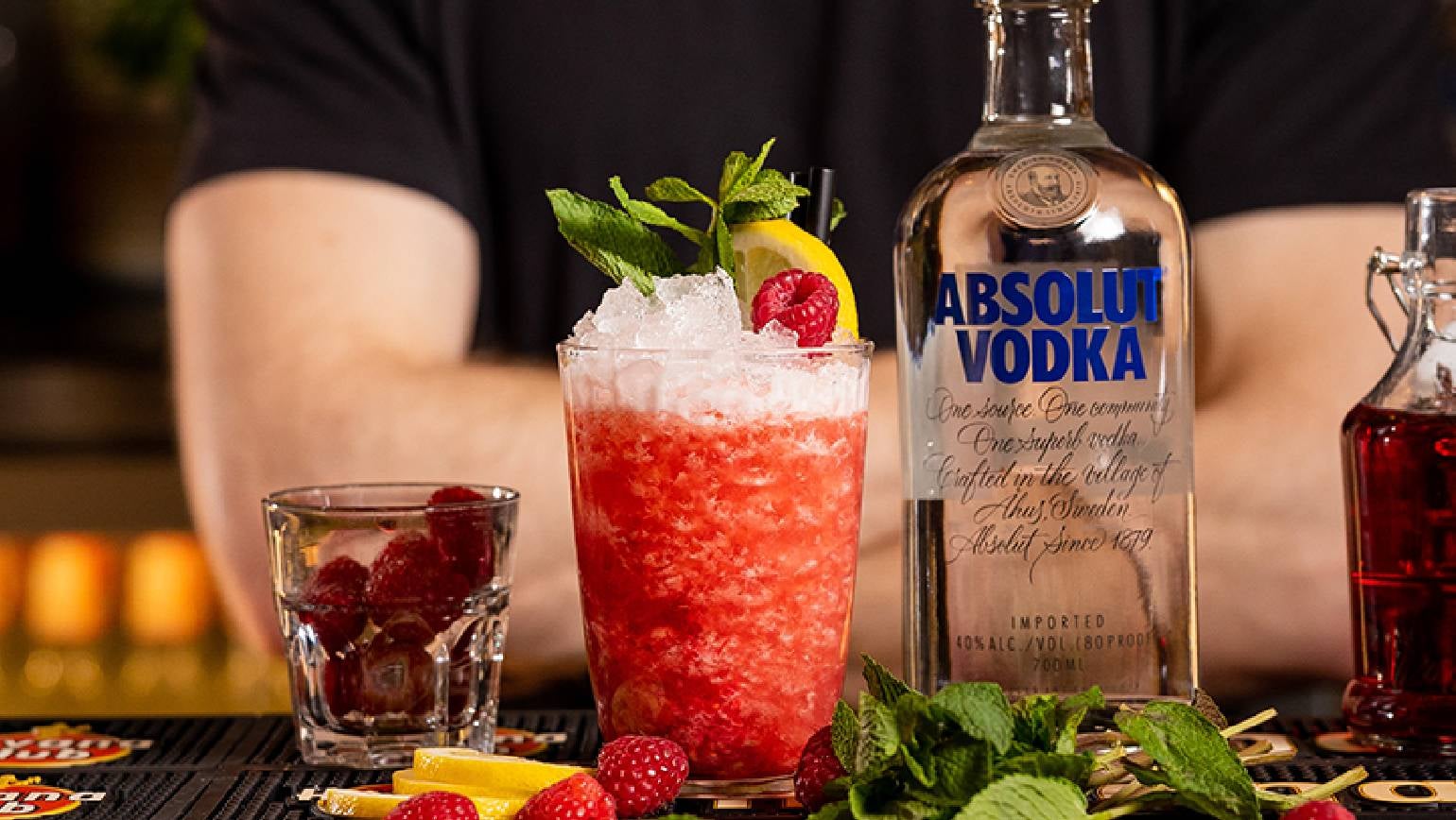 En lækker drink med hindbær og Absolut Vodka. En flaske Absolut Vodka.
