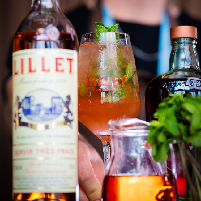 Lillet Rhubarb cocktail med en flaske Lillet Blanc