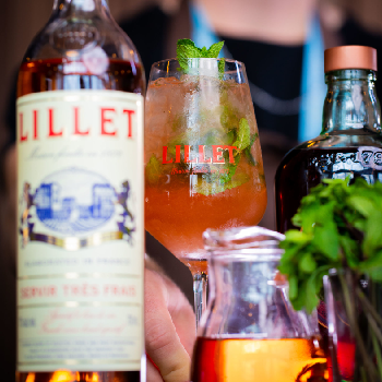 Lillet Rhubarb cocktail med en flaske Lillet Blanc