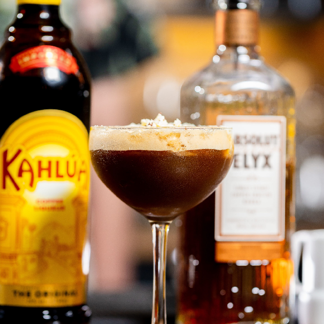 A kind of coffee cocktail med en flaske Kahlúa og Absolut Elyx Vodka