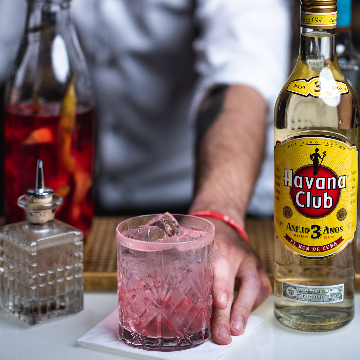 Rom drink og en flaske Havana Club 3 års rom