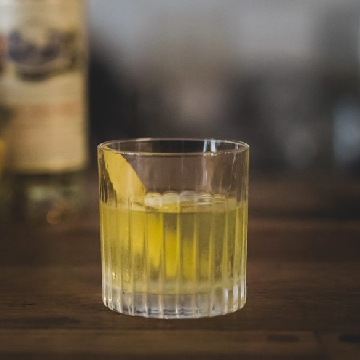 En white negroni cocktail på et bord