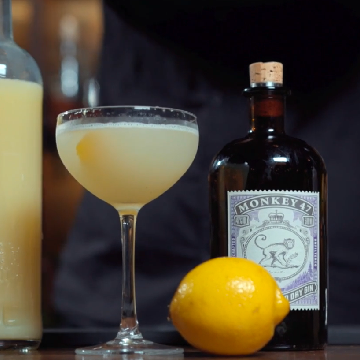 Bee's knees cocktail, en citron og en Monkey 47 Gin flaske