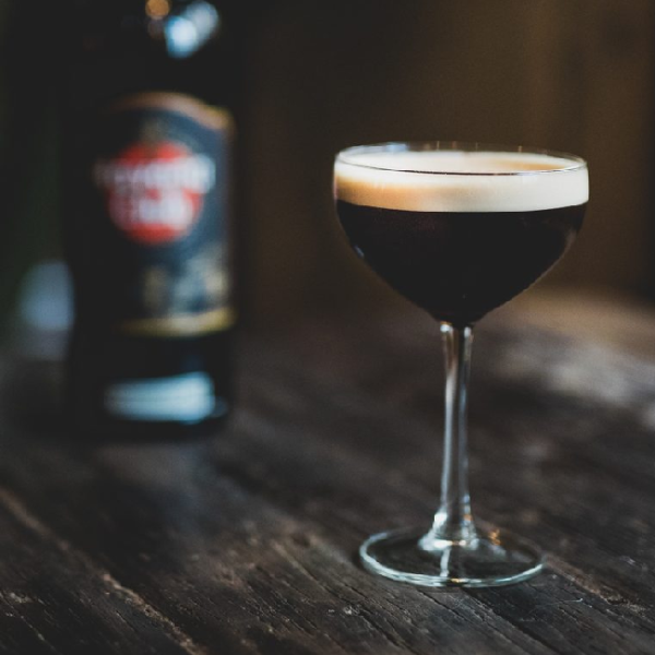 En salted espresso martini cocktail på et bord og en flaske Havana Club 7 års rom