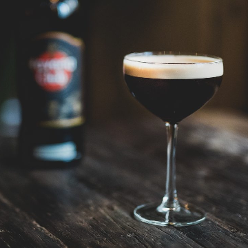 En drink med salted espresso martini og en flaske havana club 7 års rom