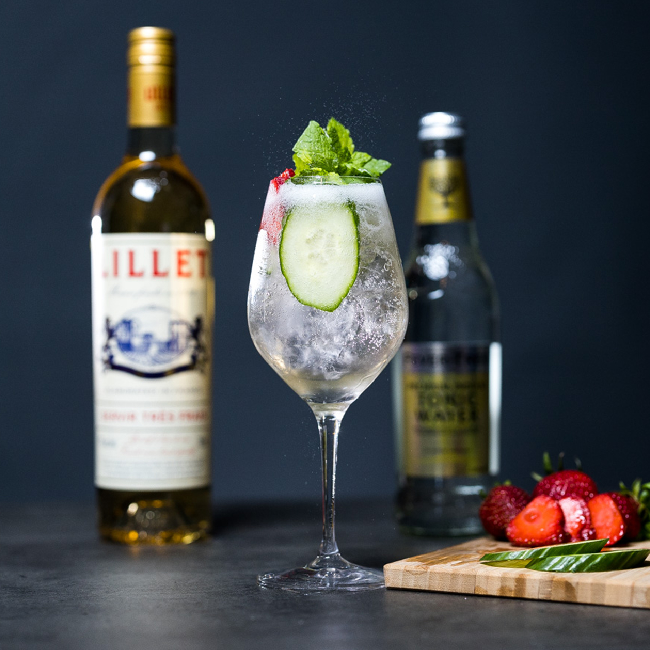 Lillet Vive Spritz drink på et bord med en flaske Lillet Blanc og Fever Tree Indian Tonic