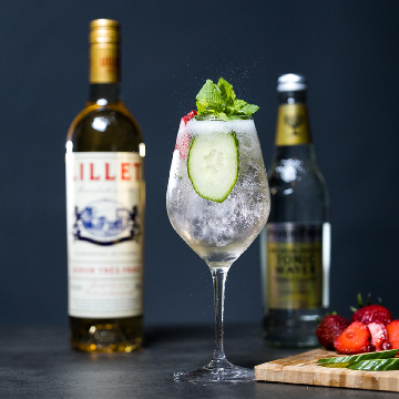 Lillet Vive Spritz drink på et bord med en flaske Lillet Blanc og Fever Tree Indian Tonic