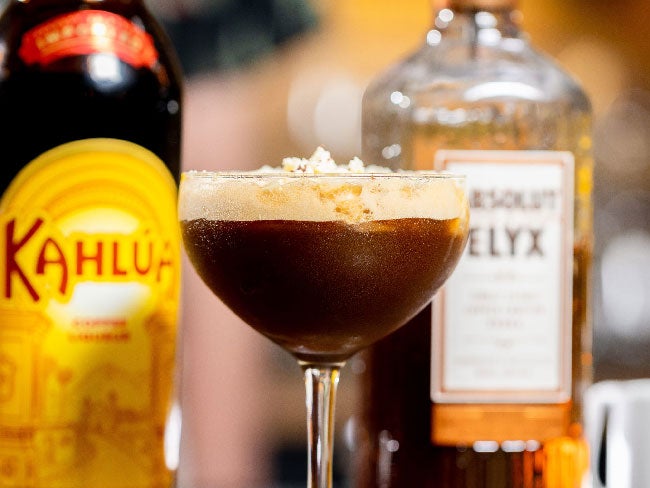 A kind of coffee cocktail med en flaske Kahlúa og Absolut Elyx Vodka