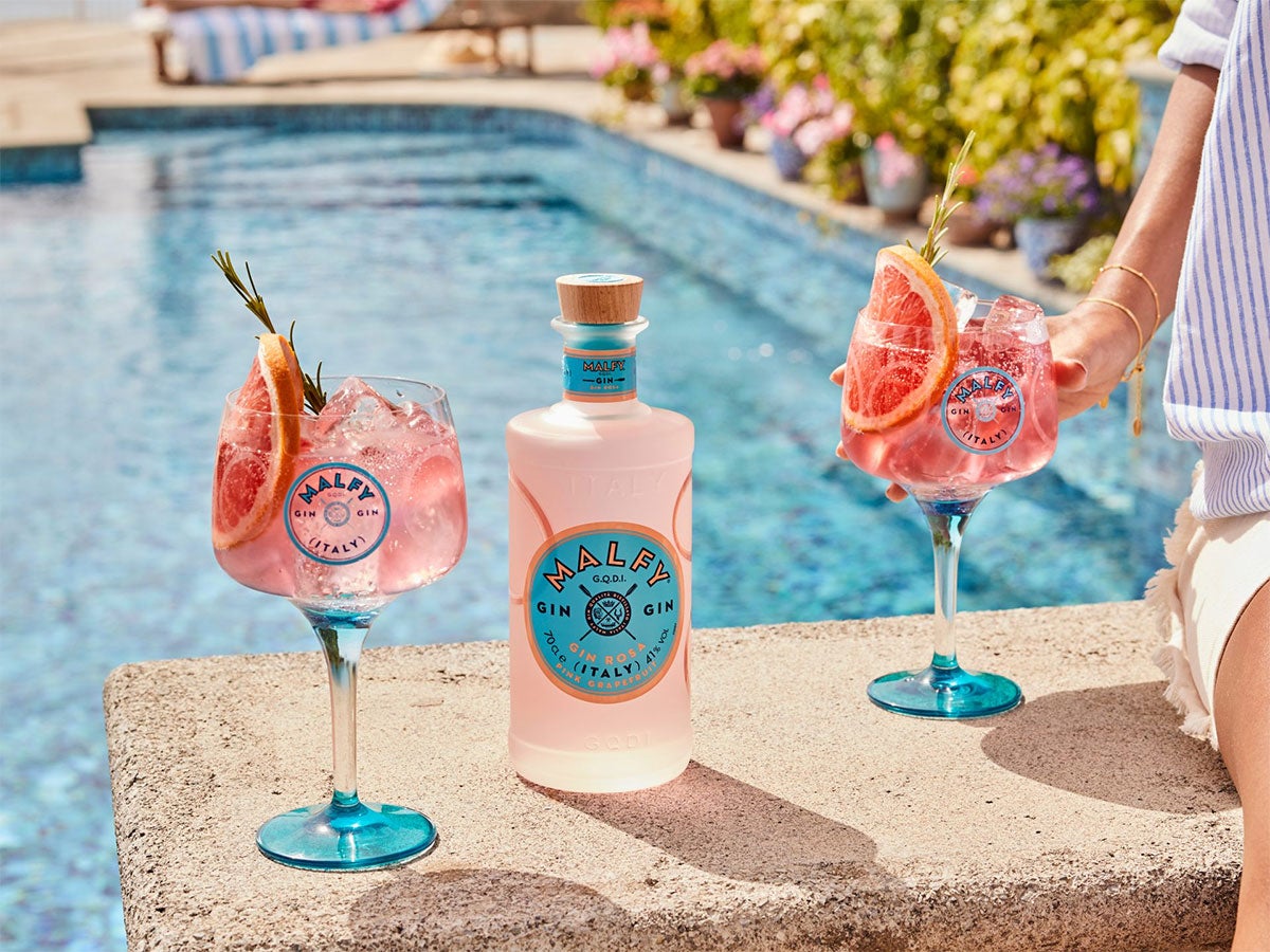 Malfy Gin Rosa flaske og to gin & tonics ved en pool
