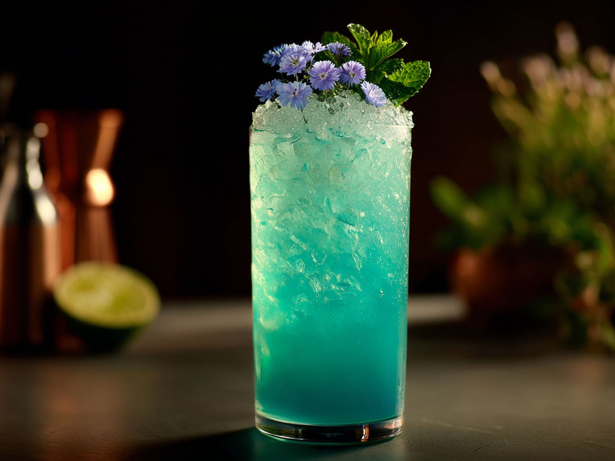 A blue cocktail garnished with small purple flowers. Created by AI. Edited by Pernod Ricard Sweden
