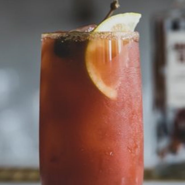 Bloody mary cocktail i et glas på et bord