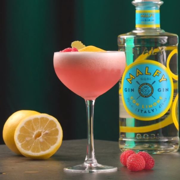 En Clover Club drink og en flaske Malfy Gin con Limone. Citroner og hindbær.