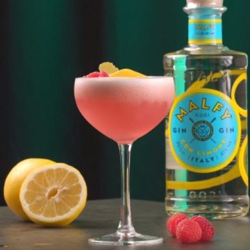 En Clover Club drink og en flaske Malfy Gin con Limone. Citroner og hindbær.
