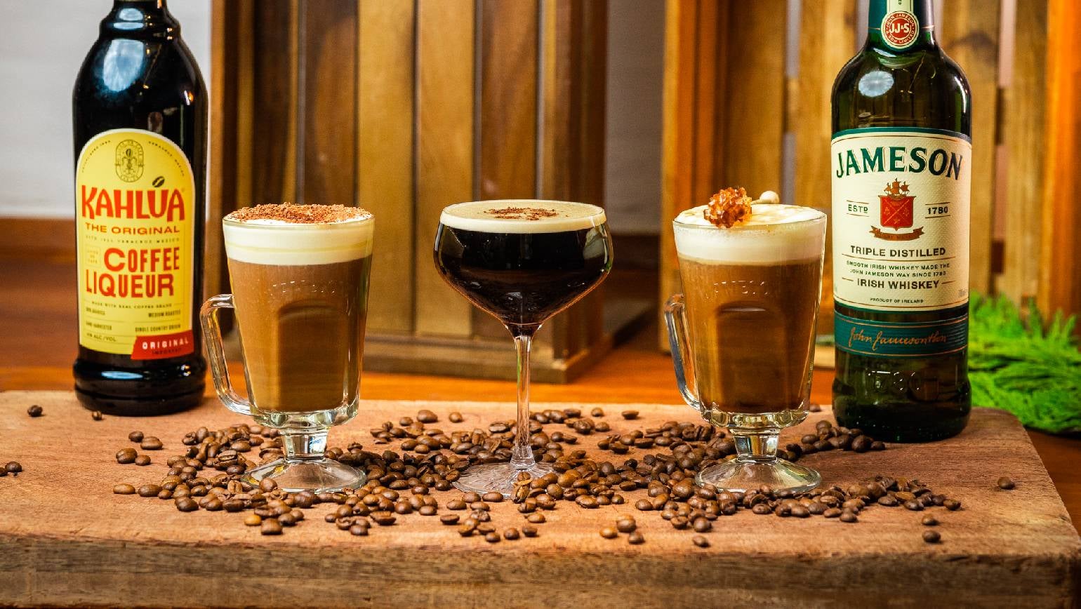 Spækbræt med 3 kaffe drinks lavet på Jameson Whiskey og Kahlúa. En flaske Kahlúa og en flaske Jameson Whiskey