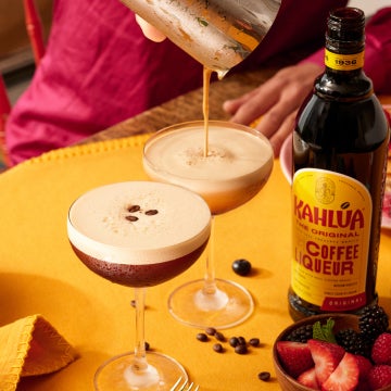 2 Kahlúa Espresso Martini drinks og en flaske Kahlúa