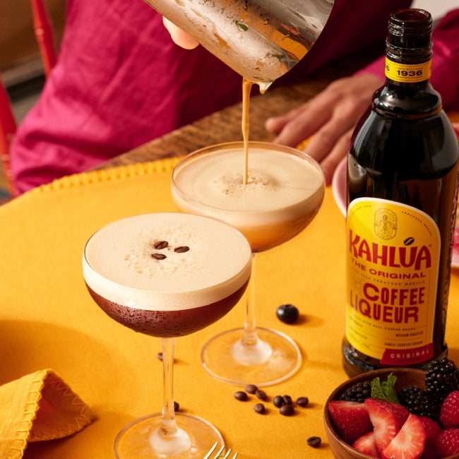 2 Kahlúa Espresso Martini cocktails og en flaske Kahlúa på et bord