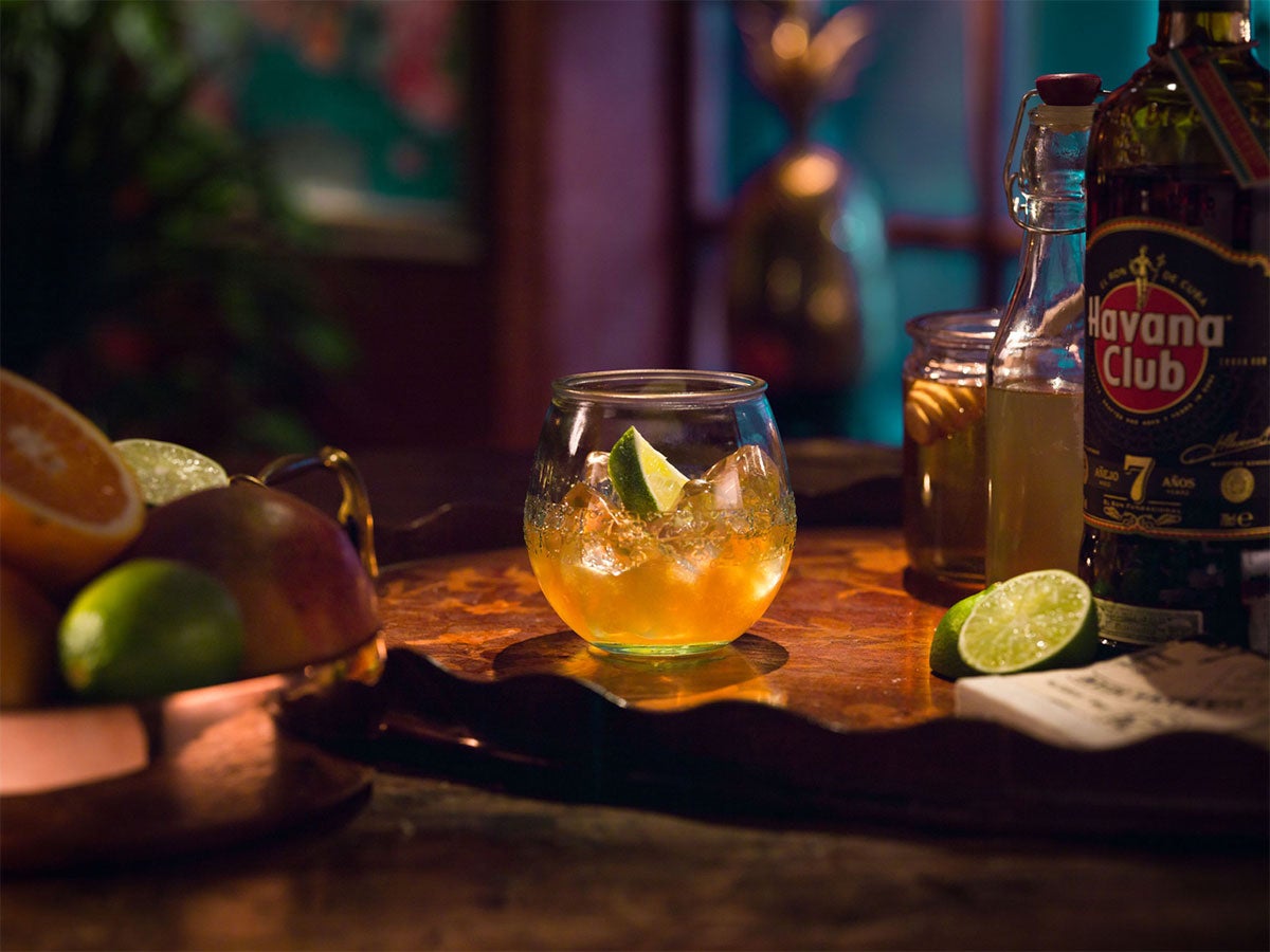 Mørk daiquiri på et bord med en flaske Havana Club 7 Anos og lime