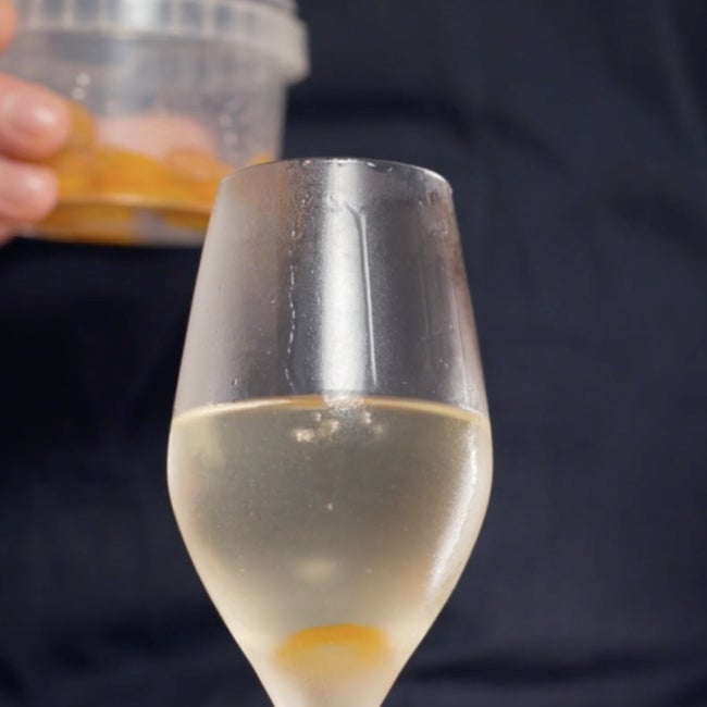 Kumquatini cocktail i et vinglas