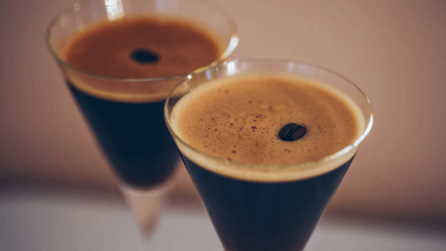 2 espresso martini på et bord