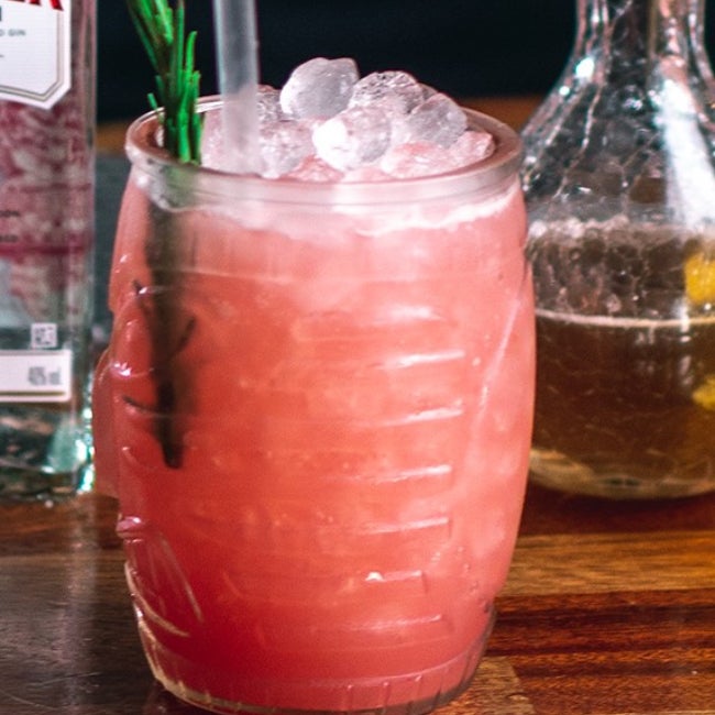 Rabarberdrøm cocktail i et glaskrus på et bord.