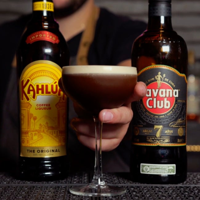 PVs Espresso Martini i et cocktailglas med en flaske Kahlúa og Havana Club 7