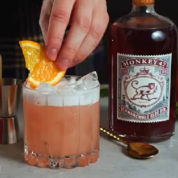 Sloe Gin Sour Cocktail og en flaske Monkey 47 Sloe Gin