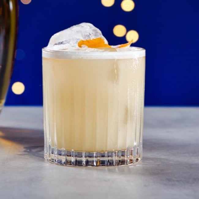 En Whiskey Sour cocktail på et bord
