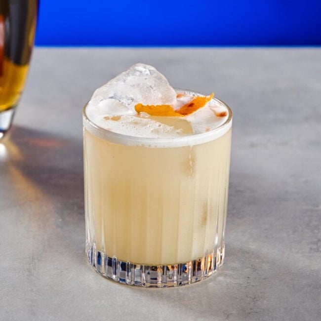 En Whiskey Sour cocktail på et bord