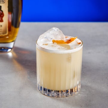 En Whiskey Sour cocktail på et bord