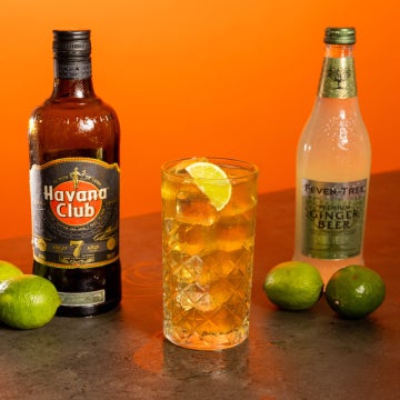 Rom drink med gingerbeer og en flaske Havana Club 7 års.