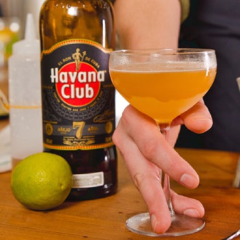 Mørk Daiquiri cocktail med Havana Club Rom 7 på et bord med lime