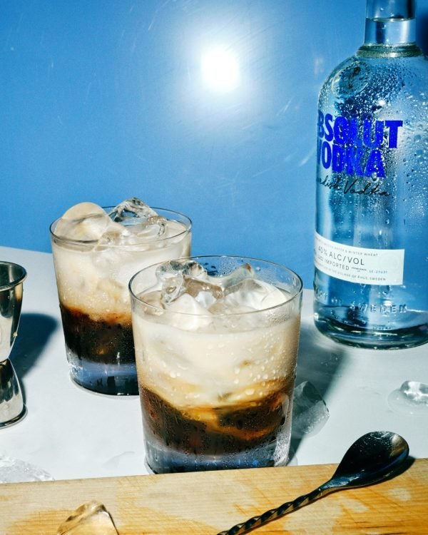 To White Russian cocktails og en flaske Absolut Vodka