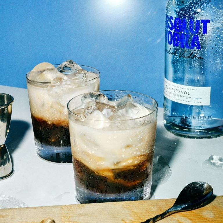 To White Russian cocktails og en flaske Absolut Vodka