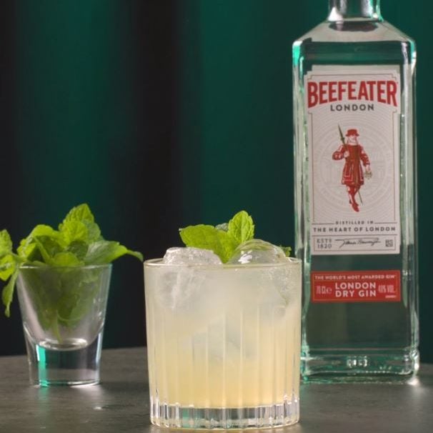 En Gin Hass cocktail og en flaske Beefeater Gin