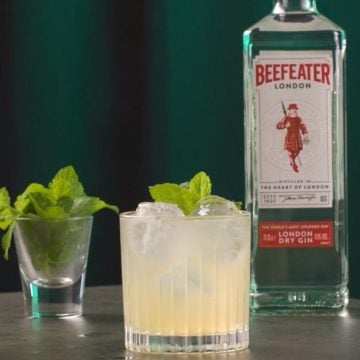 En Gin Hass cocktail og en flaske Beefeater Gin