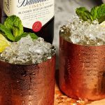2 drinks med is og en flaske Ballantines whiskey