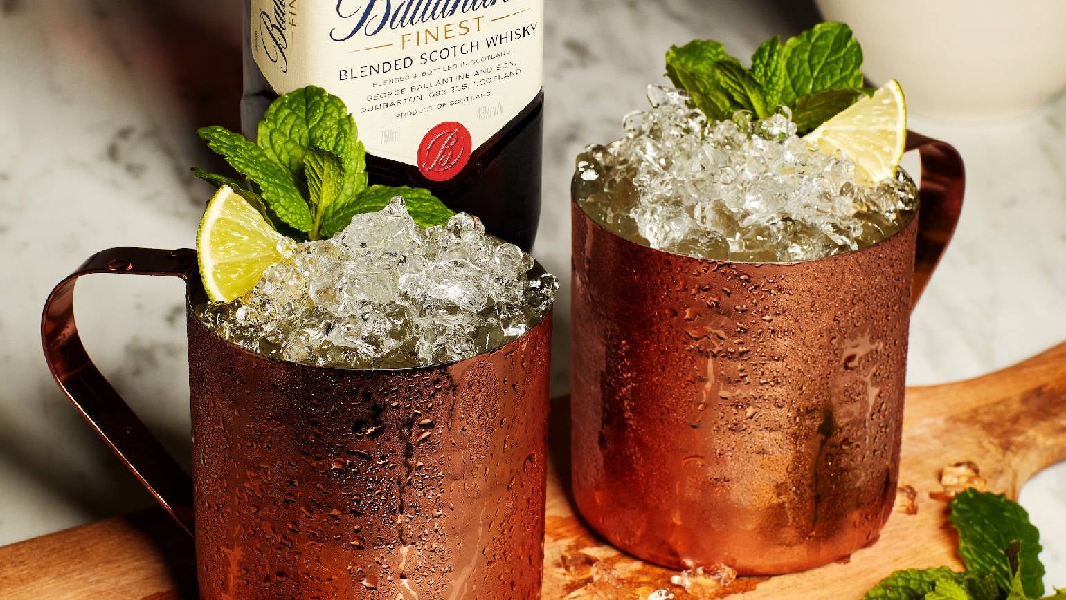 2 drinks med is og en flaske Ballantines whiskey
