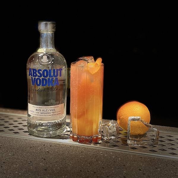 Filur Drink med en flaske Absolut vodka