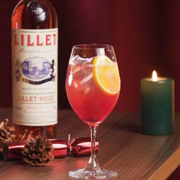 Vinglas med Julespritz drink og en flaske Lille Rosé