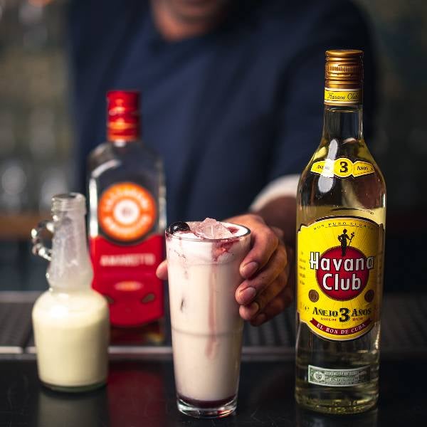 Risalamande cocktail på et bord med en flaske Havana Club 3
