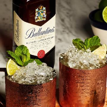 Whiskey Mule drink med en Ballantines flaske