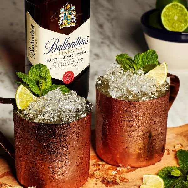 Whiskey Mule drink med en Ballantines flaske