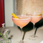2 Cosmopolitan cocktails på et bord