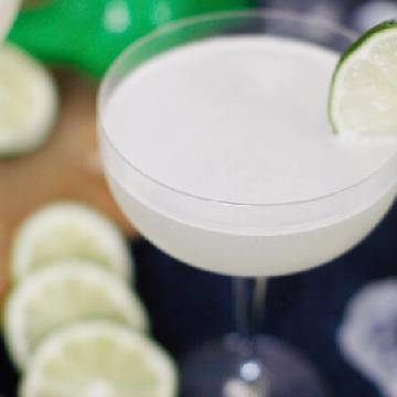 Daiquiri cocktail med limeskiver