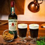 2 Irish Coffee Salted Caramel drinks på et spækbræt. En flaske Jameson Irish Whiskey.