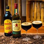 2 Irish Espresso Martini på et spækbræt. En flaske Jameson Irish Whiskey og en flaske Kahlúa.