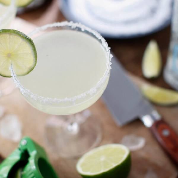 Margarita cocktail på et bord med lime