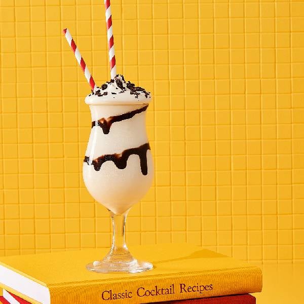 Kahlúa Mudslide cocktail placeret på en stak bøger om cocktails.