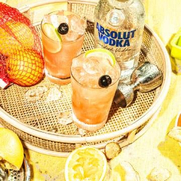 Sex on the beach drink på en bakke med en flaske Absolut Vodka og citroner