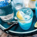 Isbjørn drink på et bord med en flaske Absolut Vodka.